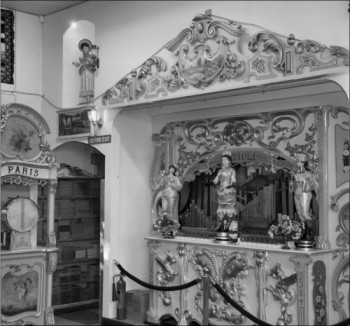 Picture of a fairground organ. Picture of a fairground organ.