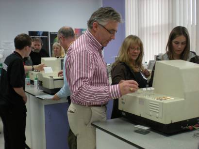 The group inspect desktop analysis machines. The group inspect desktop analysis machines.